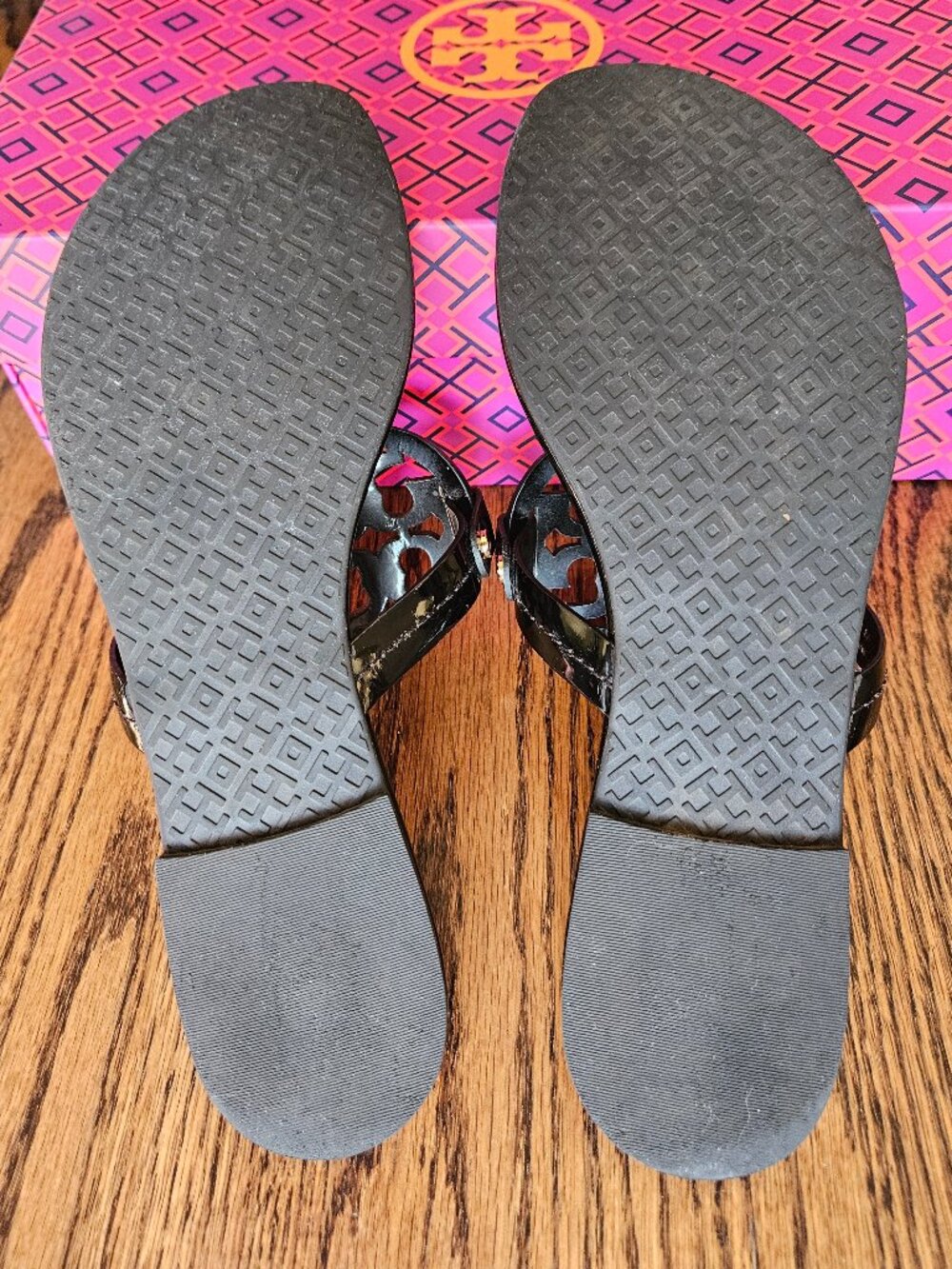 Tory Burch Miller Thong Sandal, Black Patent Size 8 - Picture 4 of 9